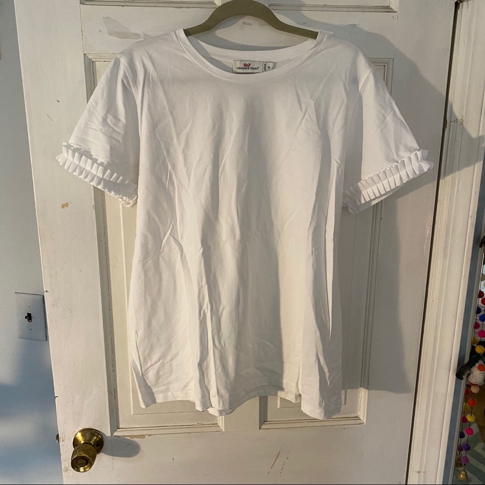 Vineyard Vines white top with ruffle sleeve